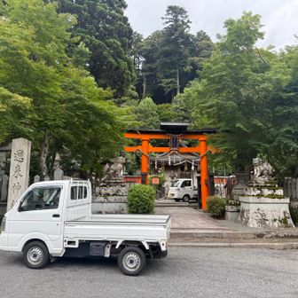 還来神社⛩️
作業中で軽トラがたくさん🛻
鳥居左手にトイレあり