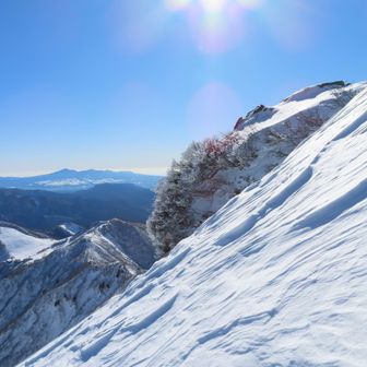やっと懺悔岩まで来ました～🤣　
奥に赤城山と、その手前に三峰山