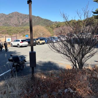 登る前も車は8割ぐらい止まってました
帰ってきた時も
人気ですね