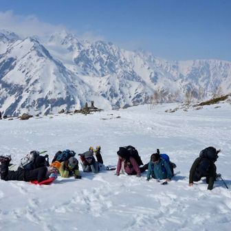 下山途中、片方だけなぜか置去りだった友達のアイゼンを拾って追いかけてくれたワカモノパーティ
「落としたのは金のアイゼンですか？
銀のアイゼンですか？」
温めてたセリフと共に笑

そんな皆さんと八方池で再会
楽しそう過ぎて隠し撮り📷