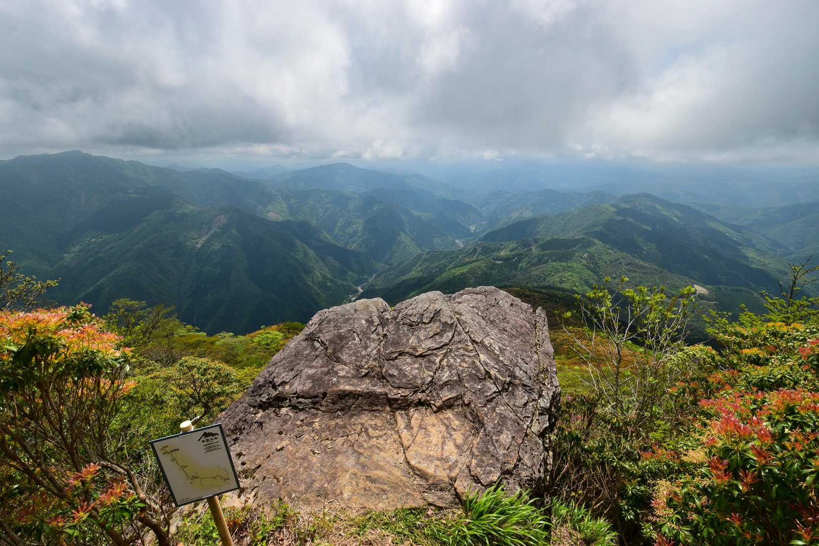 絶景ポイントの岩