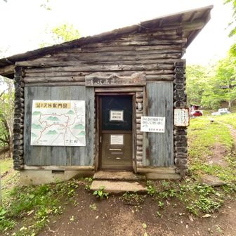避難小屋の左を通ります