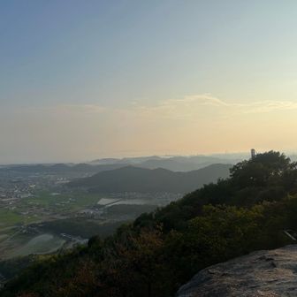 もう少し後だったら夕暮れがきれいだったんだけど。待てないので下山。