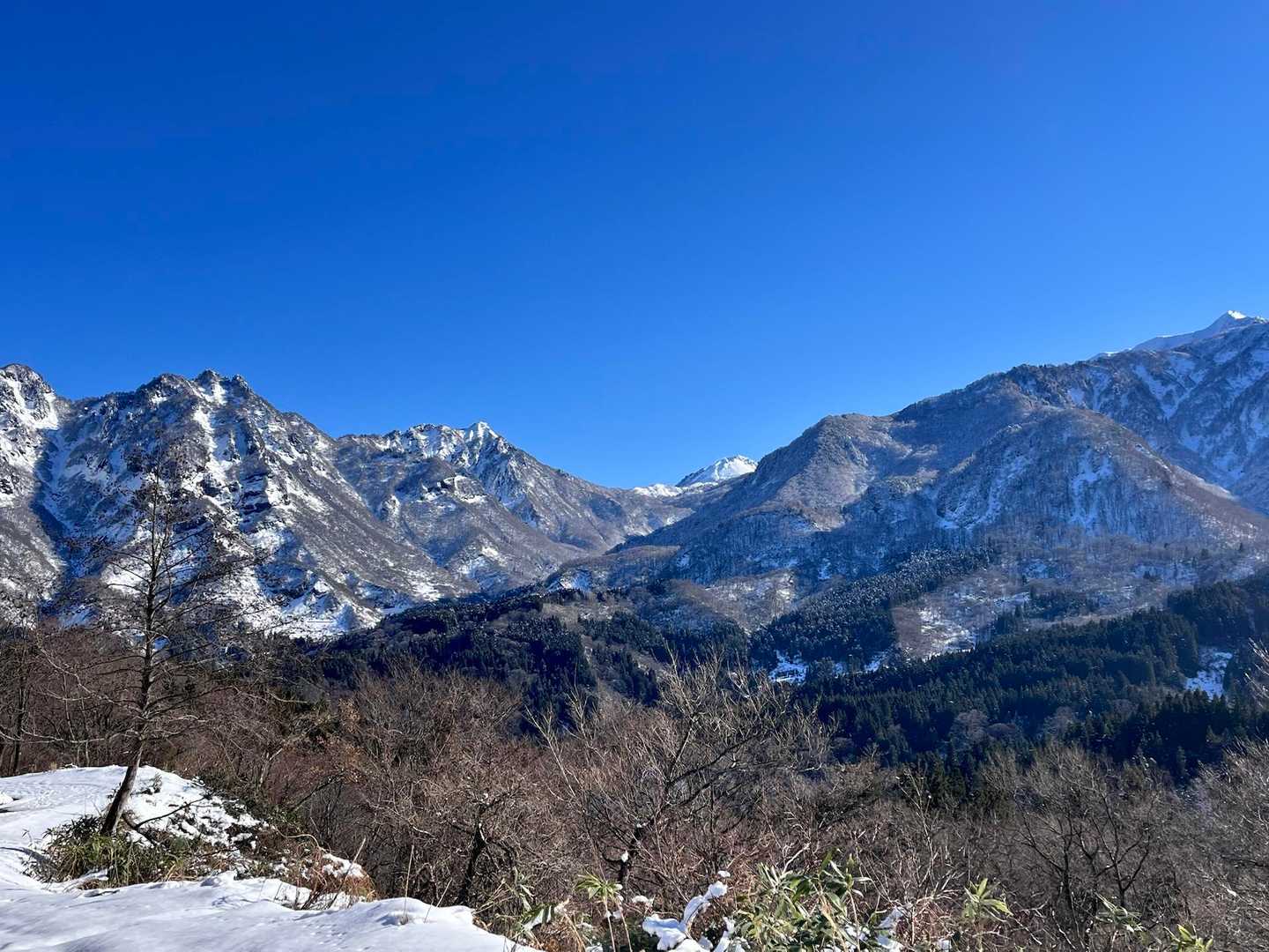 最後は雨飾、焼山、海谷山塊を見ながら
テクテク