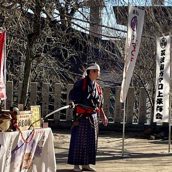 神社前ではガマ油売りの寄席が。
目をキラキラさせながら見入る子供達が可愛い😊