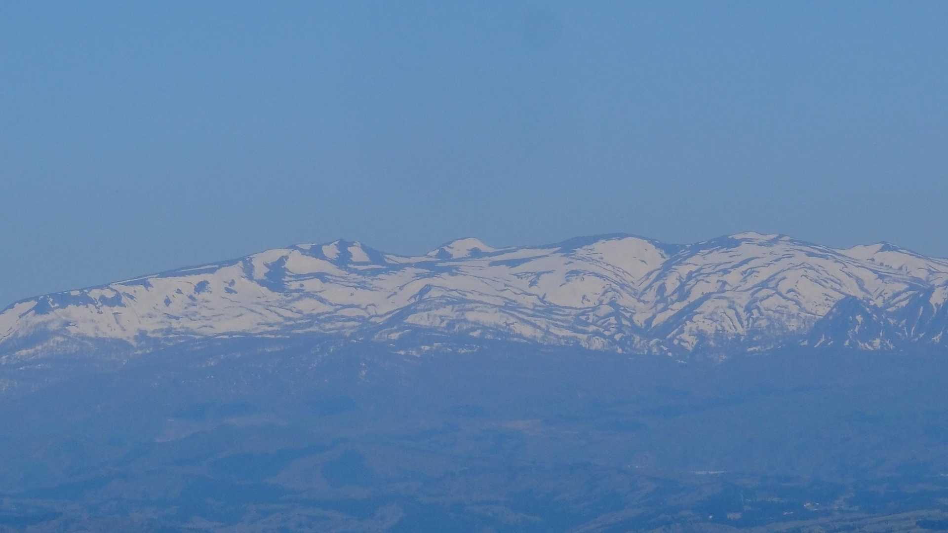 中央は焼石岳