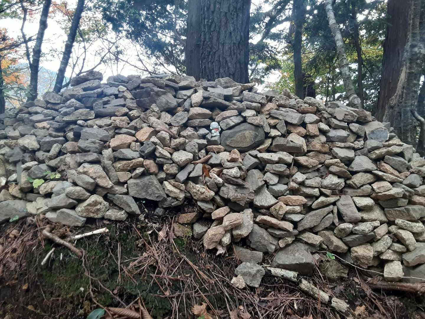 ヤビツ峠から登ってきて石が積まれている中のお地蔵さん、ど～こだ？！