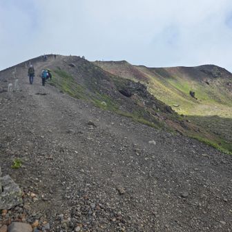 お鉢巡りの開始です、時計回りで山頂を目指します
