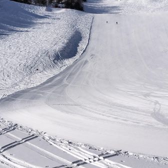 三本滝の圧雪ゲレンデの左外を登る