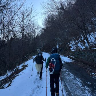 足谷登山口へ戻るには危険と判断し、高藪登山口から下山。雪が溶けてチェンスパに張り付き厄介💦林道に出てホッとしたのも束の間、ブラックバーンですってんころりん🌀もう一度チェンスパ履いてテクテク歩く。
足谷登山口の駐車場🅿️まで約1時間。
スリルあり、笑いあり、お腹いっぱいたんのできました♪
Eさん、Aさん、ありがとうございました😊
今年もどうぞよろしくお願い致します💓