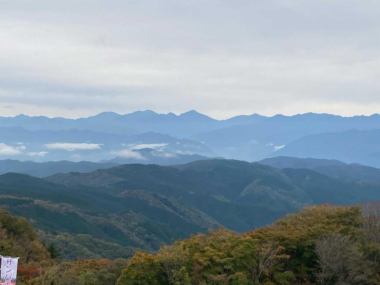 奥真ん中の２つ＝左は北岳、右は間ノ岳