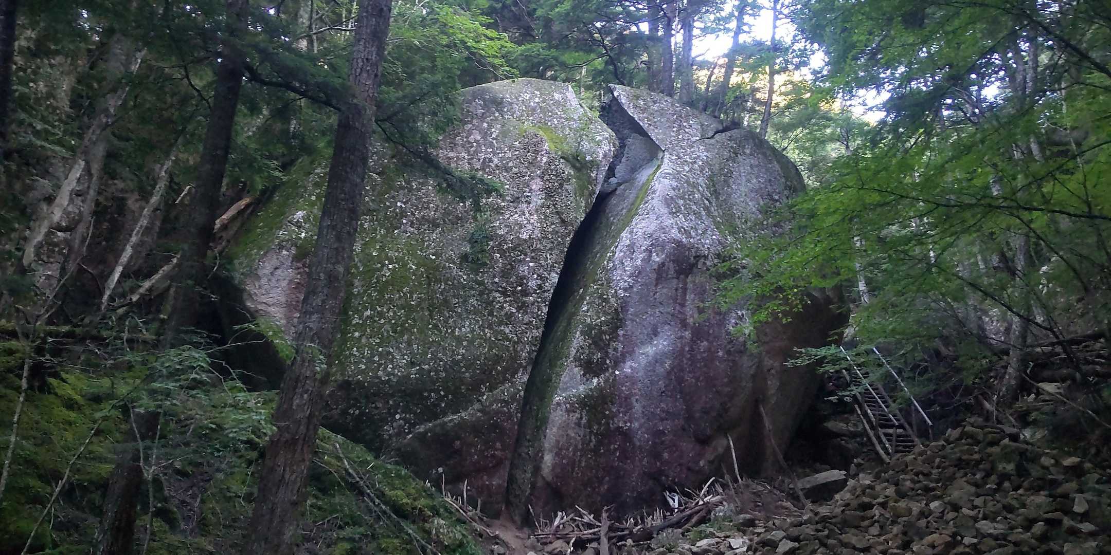 「桃太郎岩」です🍑
右手の階段と比べて頂くと、この岩の大きさがわかると思います