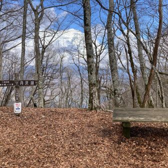 権現山頂上近くのテーブル（二本松分岐）