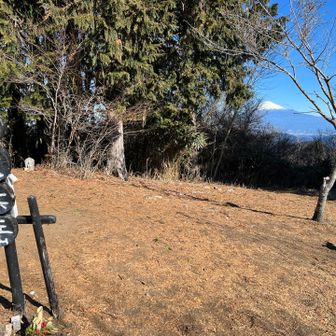 文珠山到着、
広くて見晴らしのいい山頂です♪