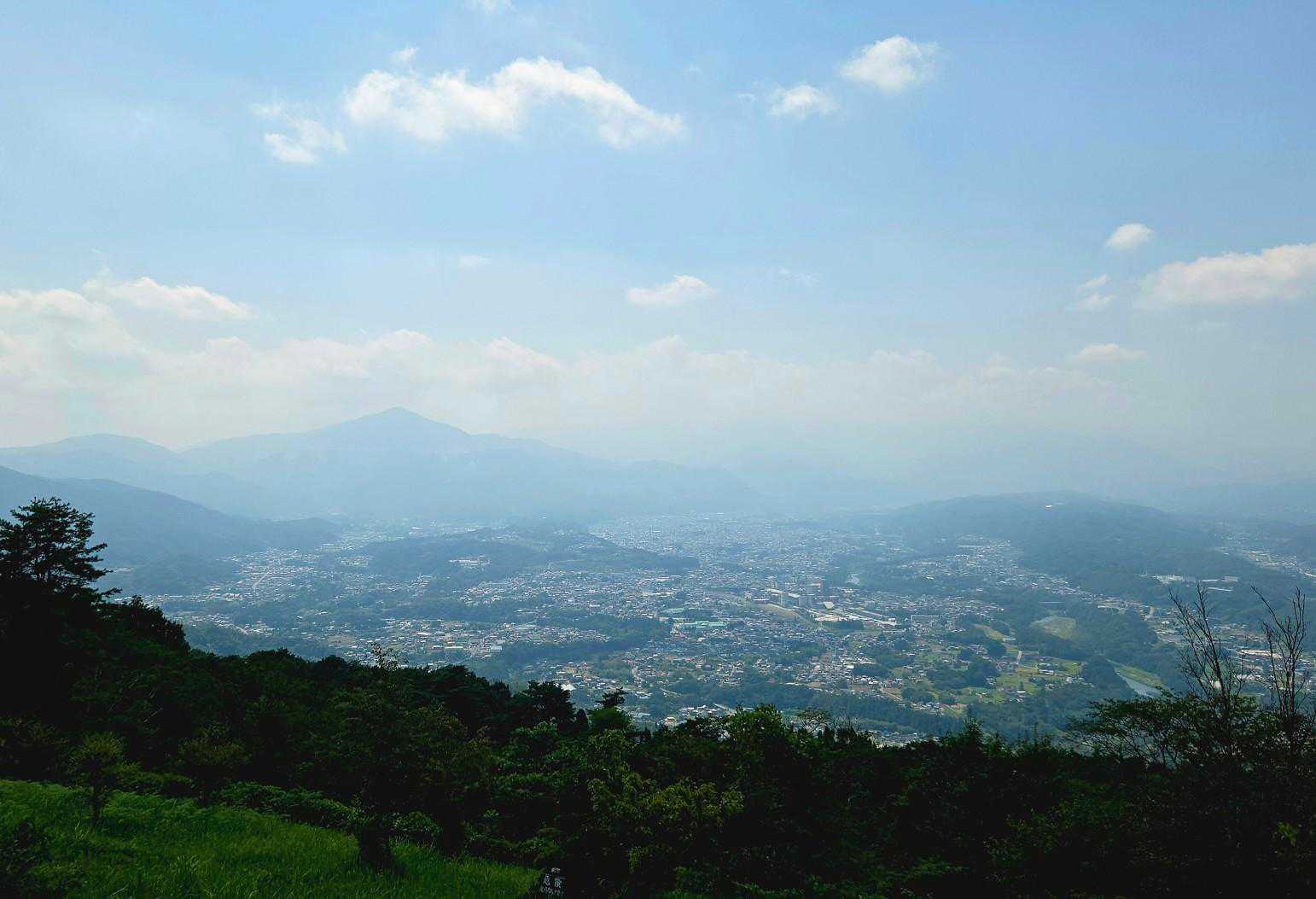 うっすらと【武甲山】と秩父の街並み