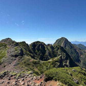 美しいけど厳しい…厳しいけど美しいけど…ね
右奥が赤岳…いったい幾つの危険ピークのアップダウンをやるのか…マジでキツいね！