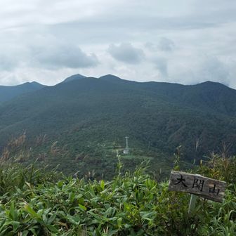 あっちの山にも同じ駐車場から登れるみたいです。雁戸山とか北蔵王の山々？