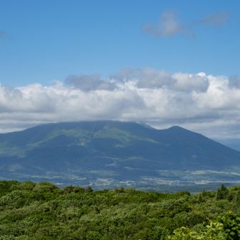 正面には会津磐梯山。
百名山、宝の山よ～