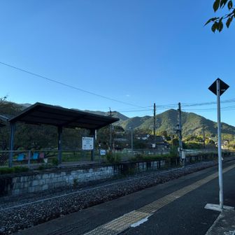 夕暮れ近い採銅所駅
背後の山々に見惚れていたら、