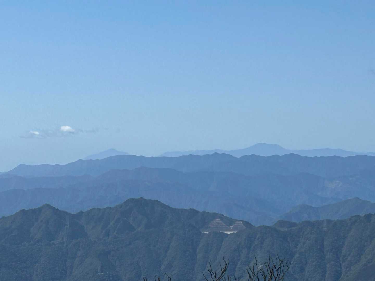 尾鈴山頂を後にし、縦走路に突入
基本、眺望なしルートだけどたまに岩の上とか木の隙間から景色が見える。おお、遠景右に韓国岳、左に高千穂峰さま✨