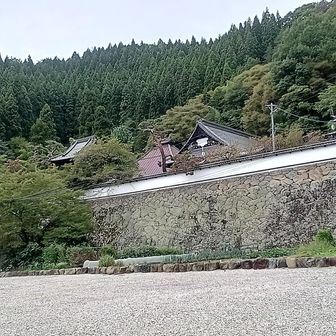 古刹・大雲寺
映画"八ツ墓村"の旧家みたい…