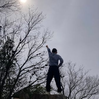 逆光でadoみたいになってる