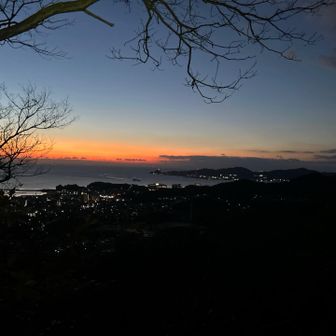 山頂到着（日の出30分前）
貸し切り
夜景と夜明けが同居した不思議な空間
