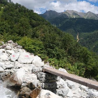鏡平山荘での大休憩とグルメのおかげで、秩父沢までとても良いペースで歩けました。