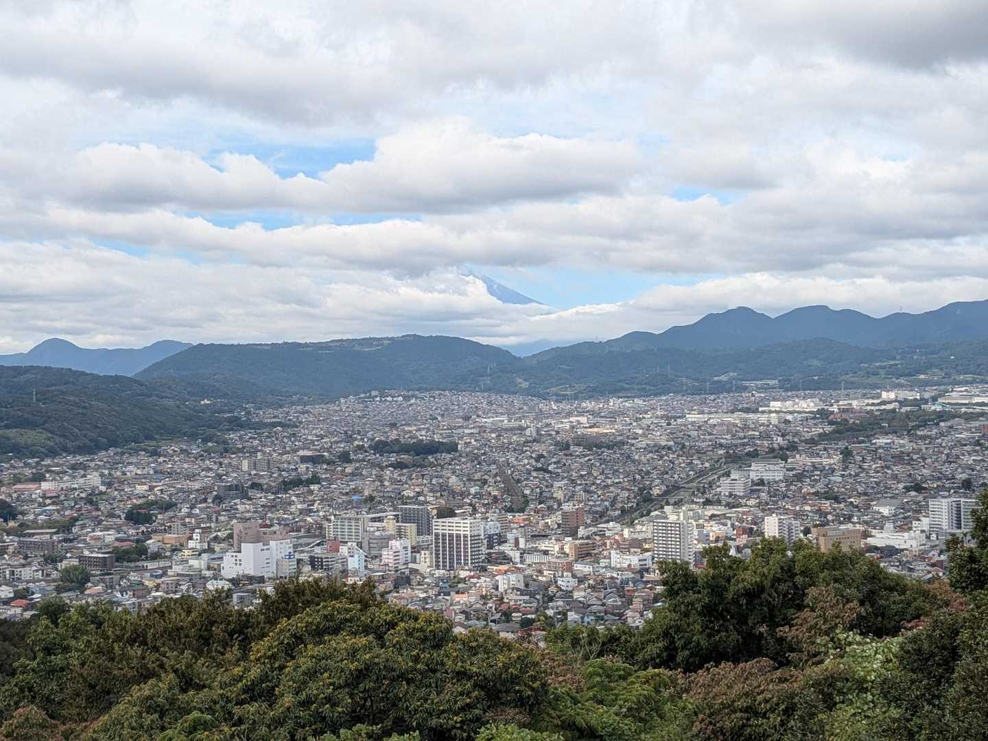 権現山から富士山チラリ。
今日は山梨の権現山に行こうと思っていましたが雲多めなのでやめときました🥲