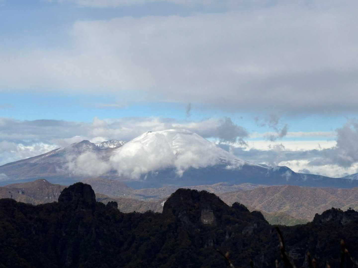 雲が出てしまいましたが、浅間山はすっかり雪山です　浅間山の存在感は圧倒的！