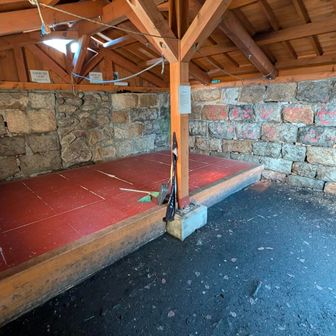 小屋内
無人小屋にありがちなカビ臭さとかも無し。
横並びに８人、その足元のスペースに縦に２人で１０人はいけそうです。
棟木のところ通気口になっていて、石積みも所々外が見えたりして通気性は良さそうです。
食料は夜間吊るしておきましたが、ネズミの気配は無かったです。