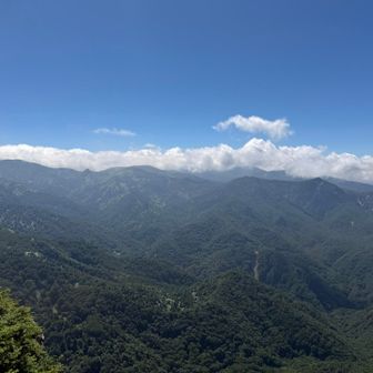 南方面の展望。
あまり特徴的な山が無く、山座同定できず😓
