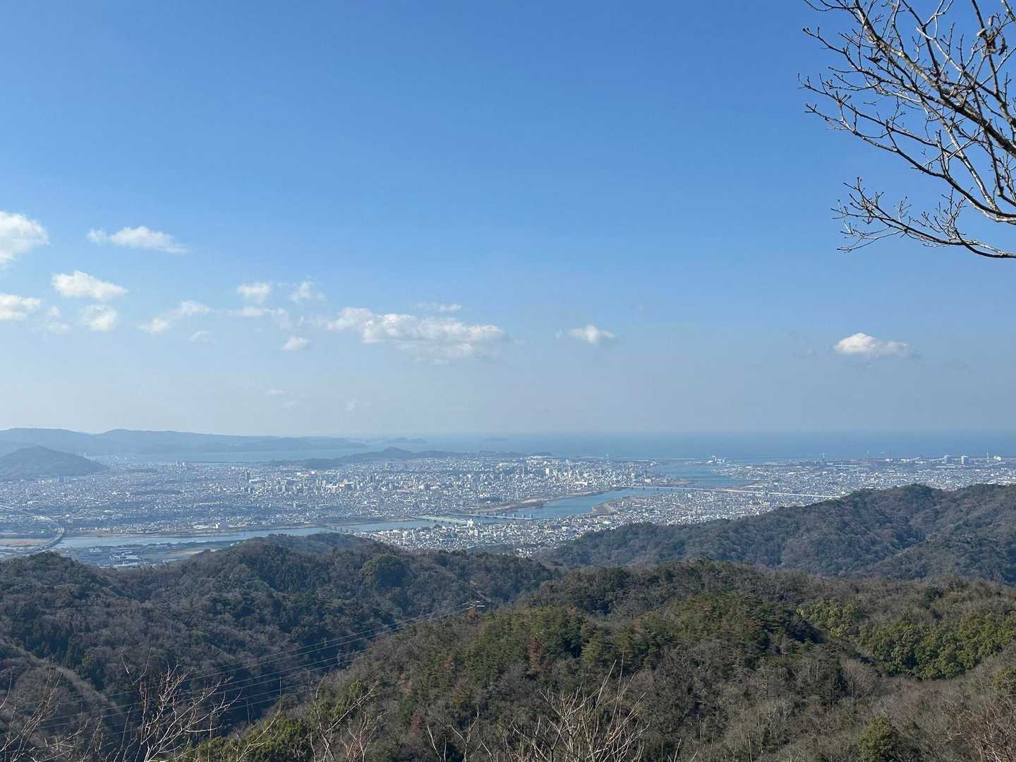 視界が開けた場所から、紀ノ川と紀伊水道方面を望む😃