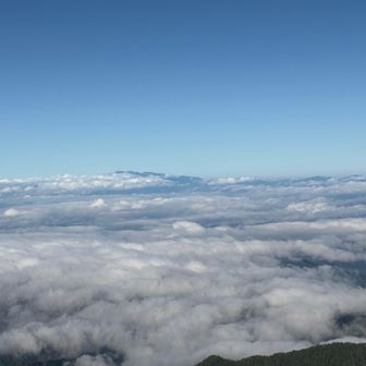 雲海
富山湾に浮かぶ雲海がだんだん山にあがってきて、午後はガスガスになる。
景色は午前中の早い時間がいい。