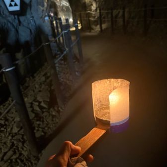 洞窟（岩屋）は、かなり手が入っている。こんな素敵な灯籠を貸してくれたり、照明に工夫があったり、演出がすごい。見学者が怪我しないよう、天井の覆いや床のアスファルトも完璧。
富士山の氷穴の方がワイルドだったと記憶をたぐる