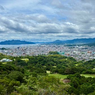 瀬戸の丘の東側からの景色✨
鈴が峰ゴルフコースと五日市・廿日市の街と宮島⛳⛩
真ん中辺りにウチん家も写っているはず😁