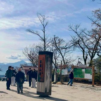 高尾山頂
　　　天気が良いのでそこそこ登山者はいます。