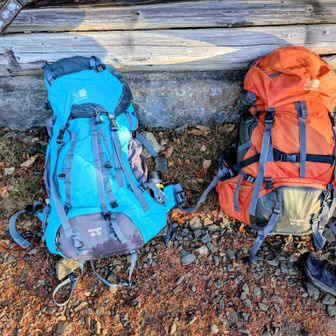 岩さんと同じザック。左側のザックは自分だけど、自分パッキング下手だなぁ。