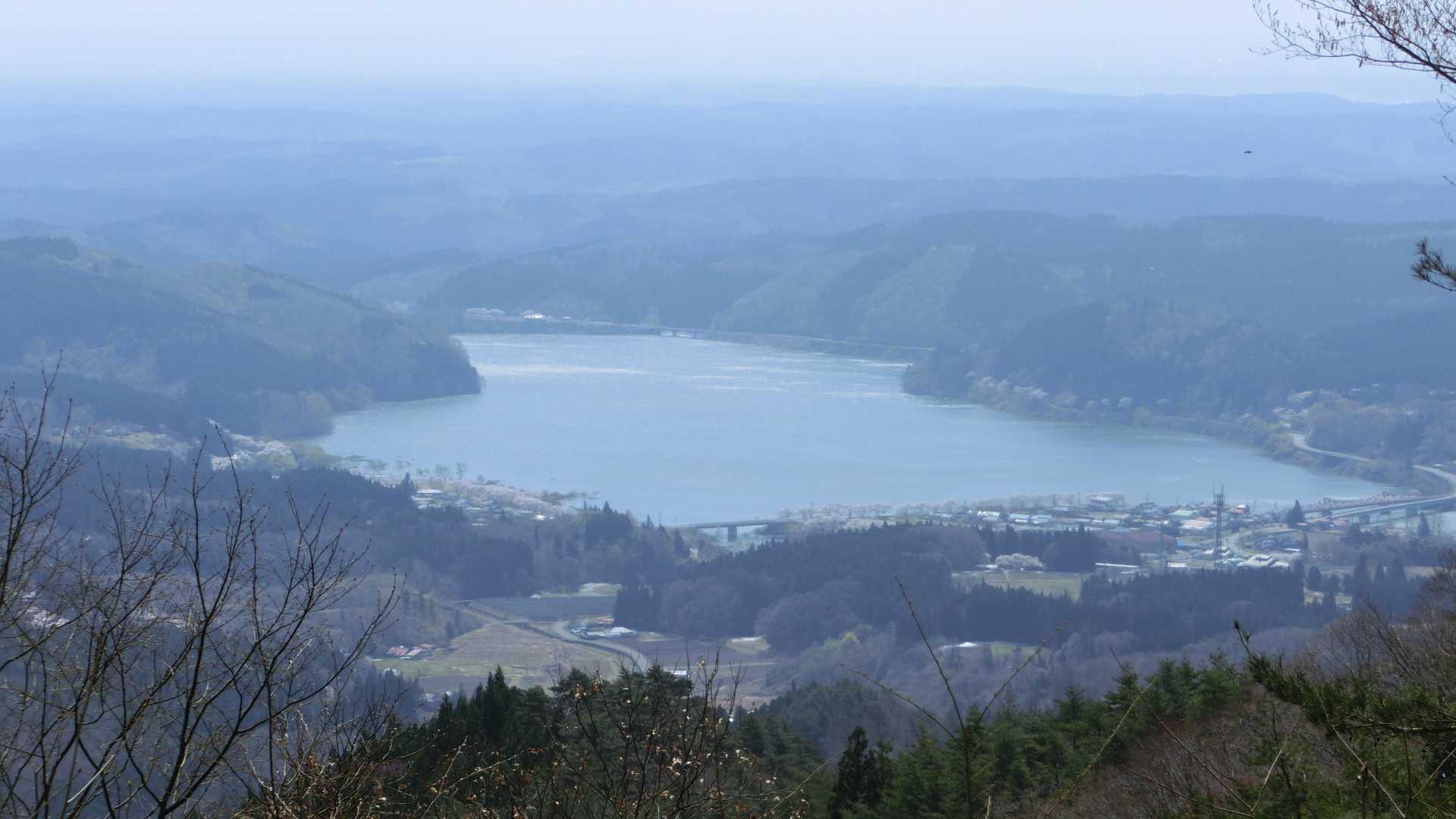 稜線の休憩所から花山湖が見えますね