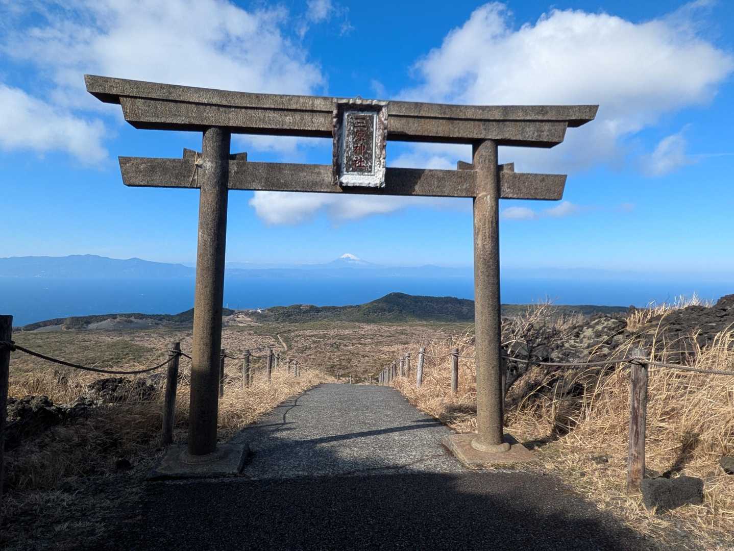 三原山頂口バス停発着｜三原山お鉢巡りコースの写真