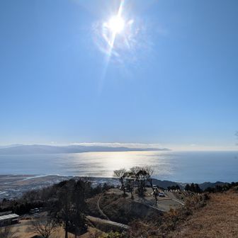 後ろを振り向くと海🌊✨️

太陽に照らされると海ってこんなにキラキラ光るのね✨️

ピークハントをしてなかったら絶対に来なかったお山でした。この景色を見ることもなかった。

ピークハント万歳 🙌