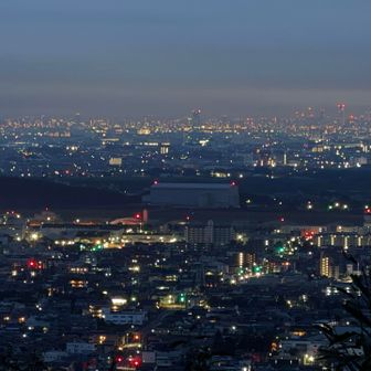 夜景🌃もうすぐ航空祭の岐阜基地は
滑走路の向こうになんかゴリアテがそのまま入れそうな謎の巨大格納庫💓