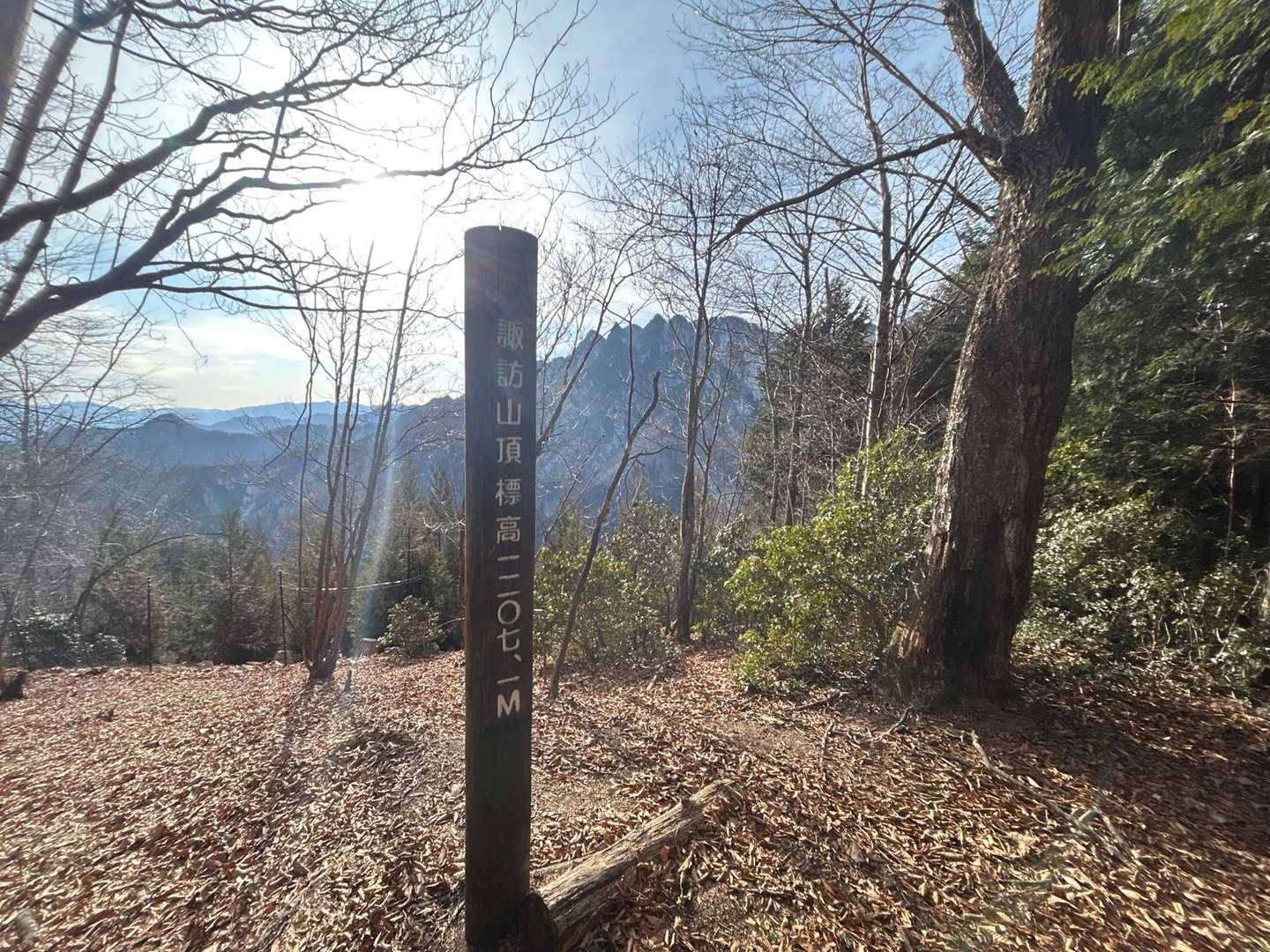 ここからも両神山が良く見えます。
日向ぼっこしながらお昼にしたいですが、まだ早すぎます。