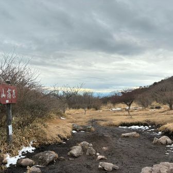 荒山高原。誰もいないし。
地面がぬかるんで泥だらけ。。。
この山は土が黒い。