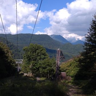 リフトの向こうに太郎山