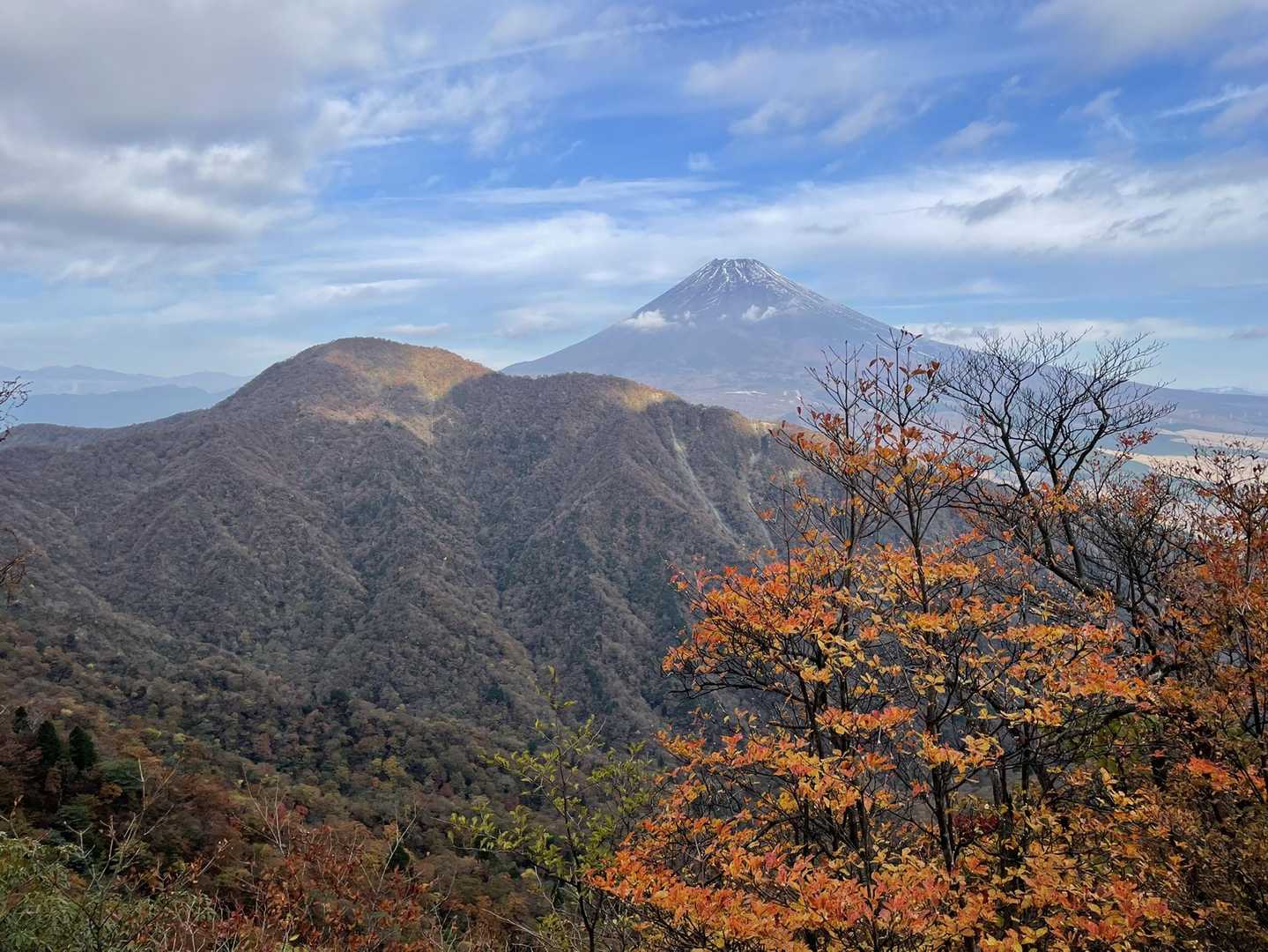 紅葉と富士山と越前岳。とても絵になる。