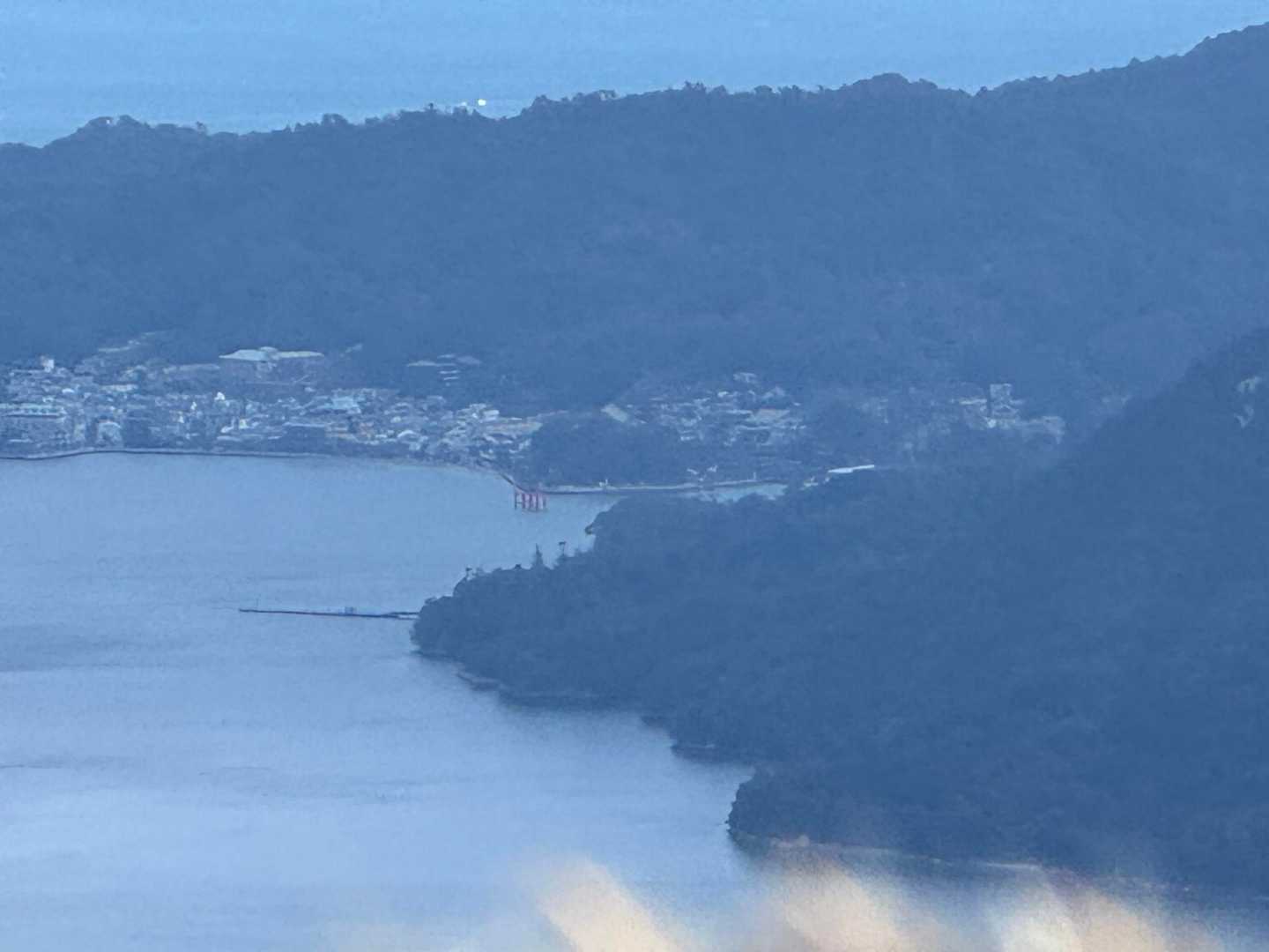 宮島の大鳥居が見えました。
肉眼でも見えます⛩️