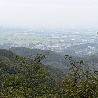 山頂から北側、晴れていれば北関東（赤城山、男体山等）の山系が見えるらしい🙄