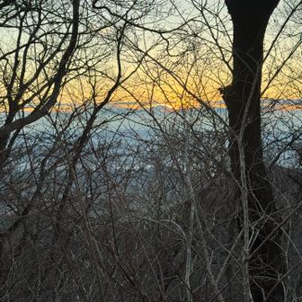 大倉山から、雲に阻まれ日の出の時刻過ぎてもお日様拝めず

初日の出はこういったイレギュラーがあるから難しいですね。