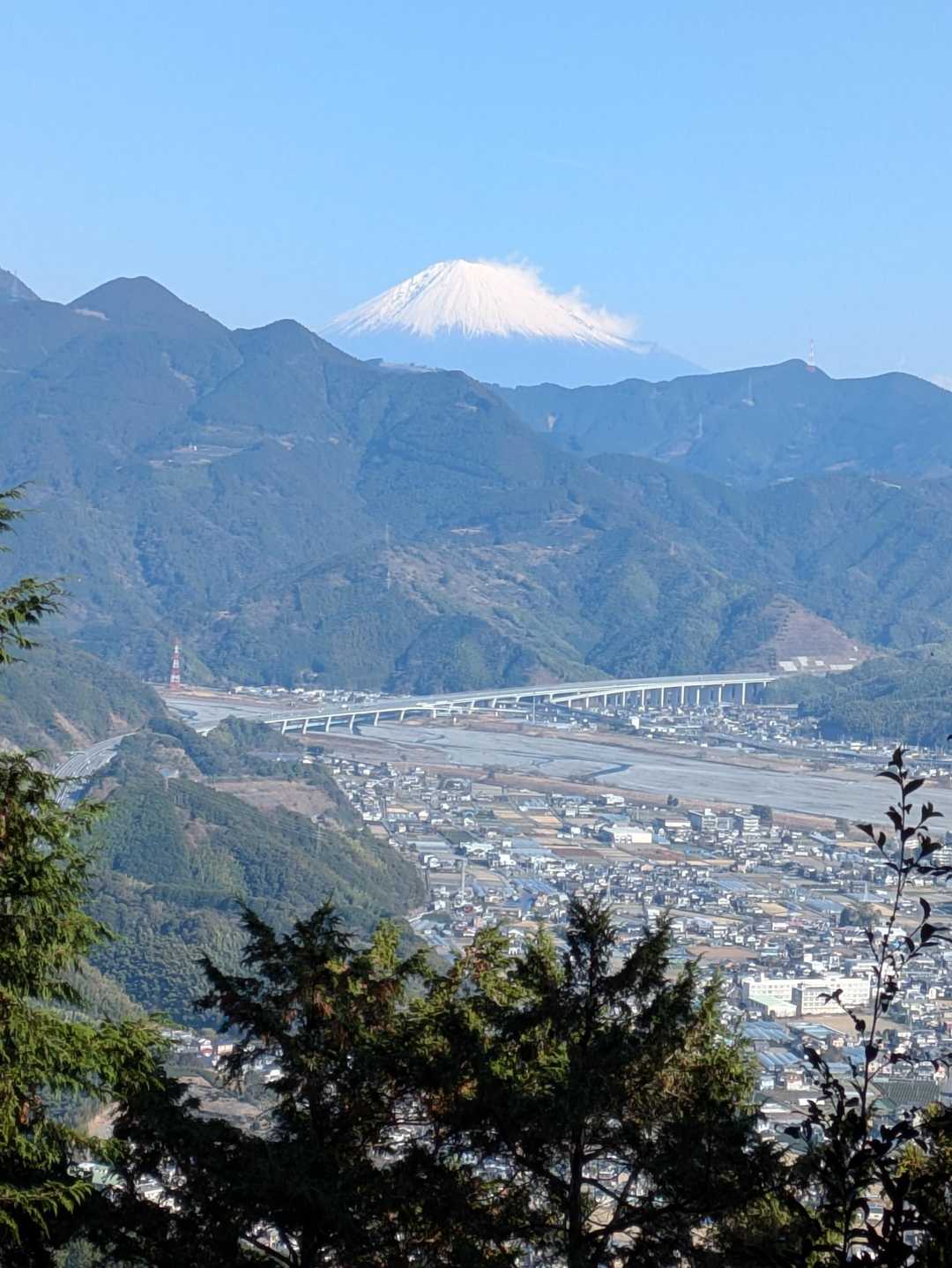🗻山頂手前の展望スポットより…　下に見える高架橋は新東名…